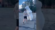 Танцующий сюрприз на день рождения 😁🕺🥳#приколы #медведь #большойтомас