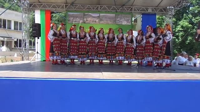 "Фолклорна фантазия"-  с. Церово - "Пиленце пее"