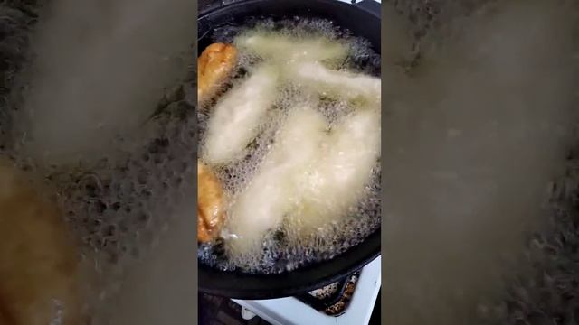 зробили пончики з капустою та з сосискою😋