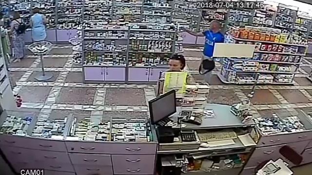 Вор в синей футболке