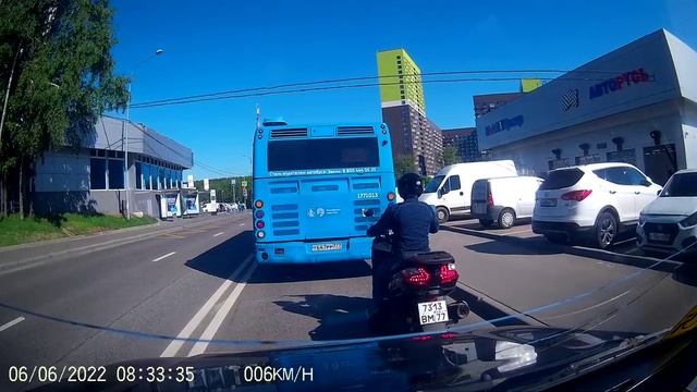 Торопыга мотоциклист грубо нарушает пдд и сбил человека.