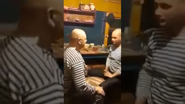 РАЗДАЮТ ПОЩЁЧИНЫ/ВЗАИМНЫЙ ЛЕЩ:))