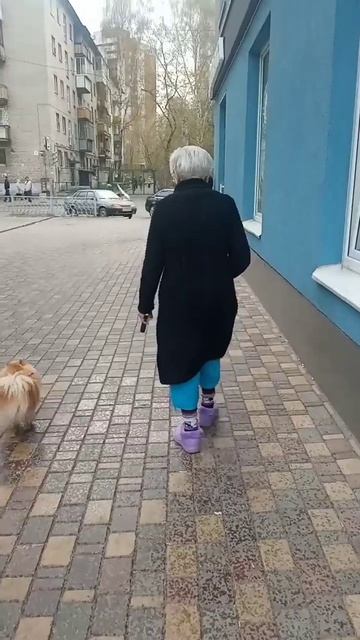 На прогулке с бабулей.
