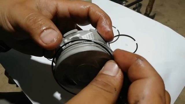 Como colocar anillos en un pistón de moto