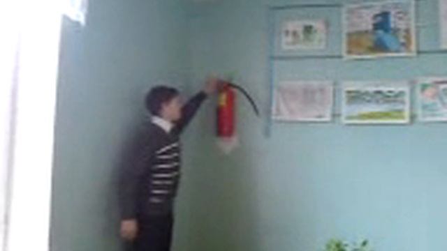 Прикол в школе .Guy has turned on the fire extinguisher at school