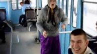 бабка в автобусе танцует и поёт