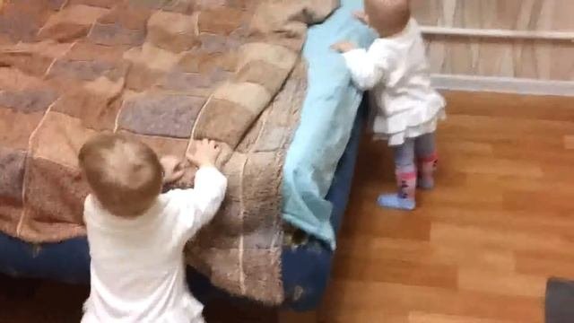 Танец близняшек 