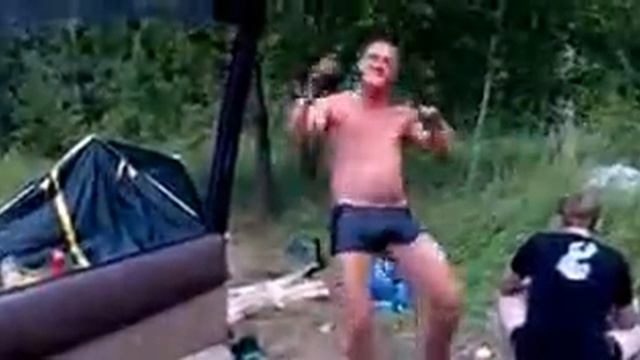 Прикол,чувак прикольно танцует mp4