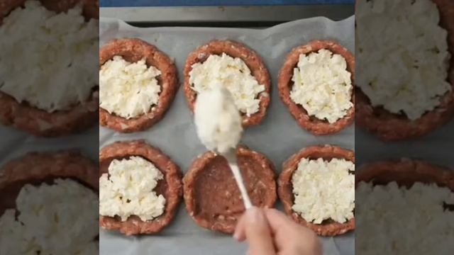 Запеченные котлеты с яйцом