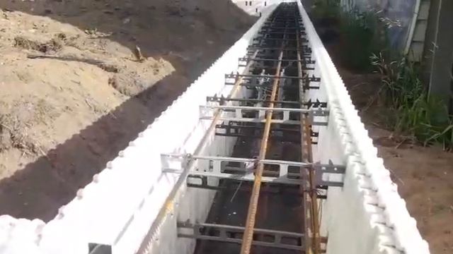Подготовка несъемной опалубки Альфапор и каркаса к заливке фундамента 10 на 10 метров