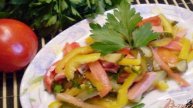 Салат овощной с колбасой молочной подкопченной