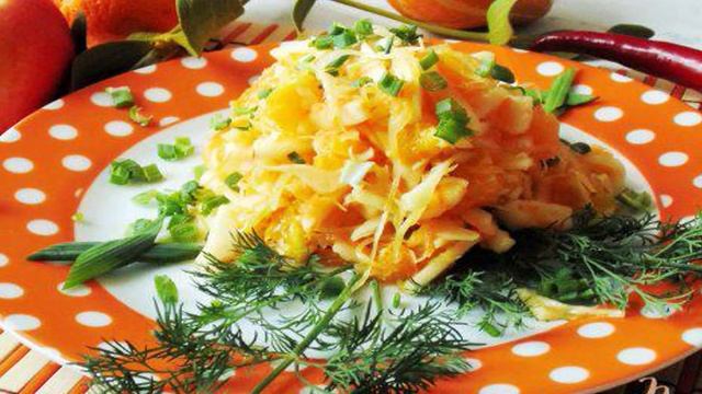 Салат из капусты, яблок и апельсина