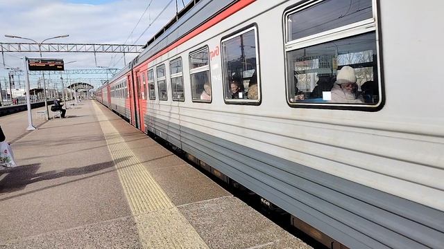 Электропоезд ЭТ2М-130 Сообщением Санкт-Петербург-Мшинская Отправляется с платформы ЛенинскийПроспект