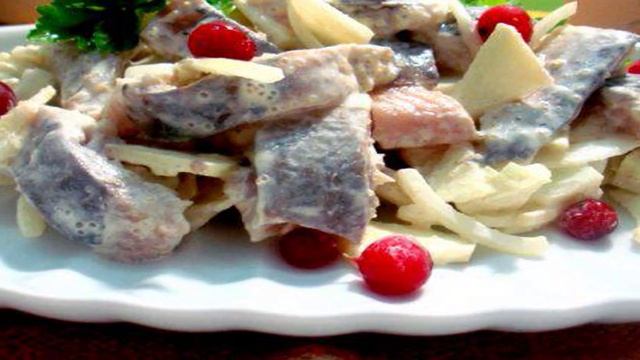 Сельдь со сметаной и яблоком