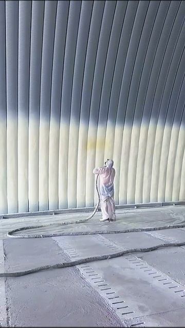 Утепление бескаркасного арочного ангара напылением ППУ (пенополиуретана). Напыляемая теплоизоляция.