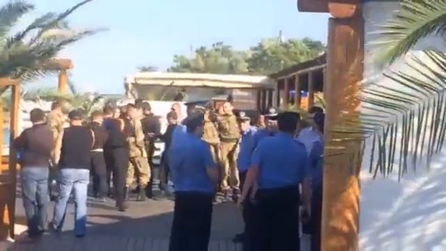 ПН Одесса: люди в камуфляже заблокировали одесский пляж
