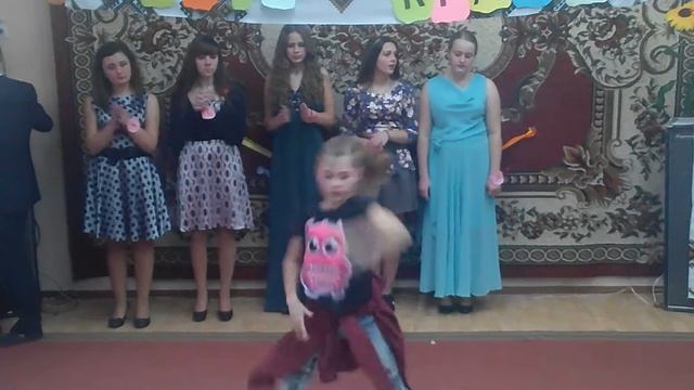 Девочка круто танцует хип-хоп. ( Cool girl dancing hip-hop.)