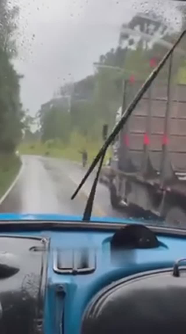 Вот так, дети, и производят кирпичи.