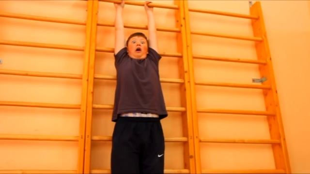 Прикольная физра в спортзале