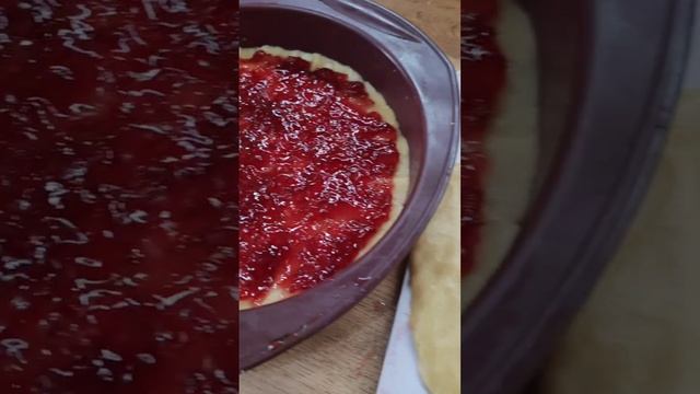 пирожное песочное с джемом и глазурью от Черепа