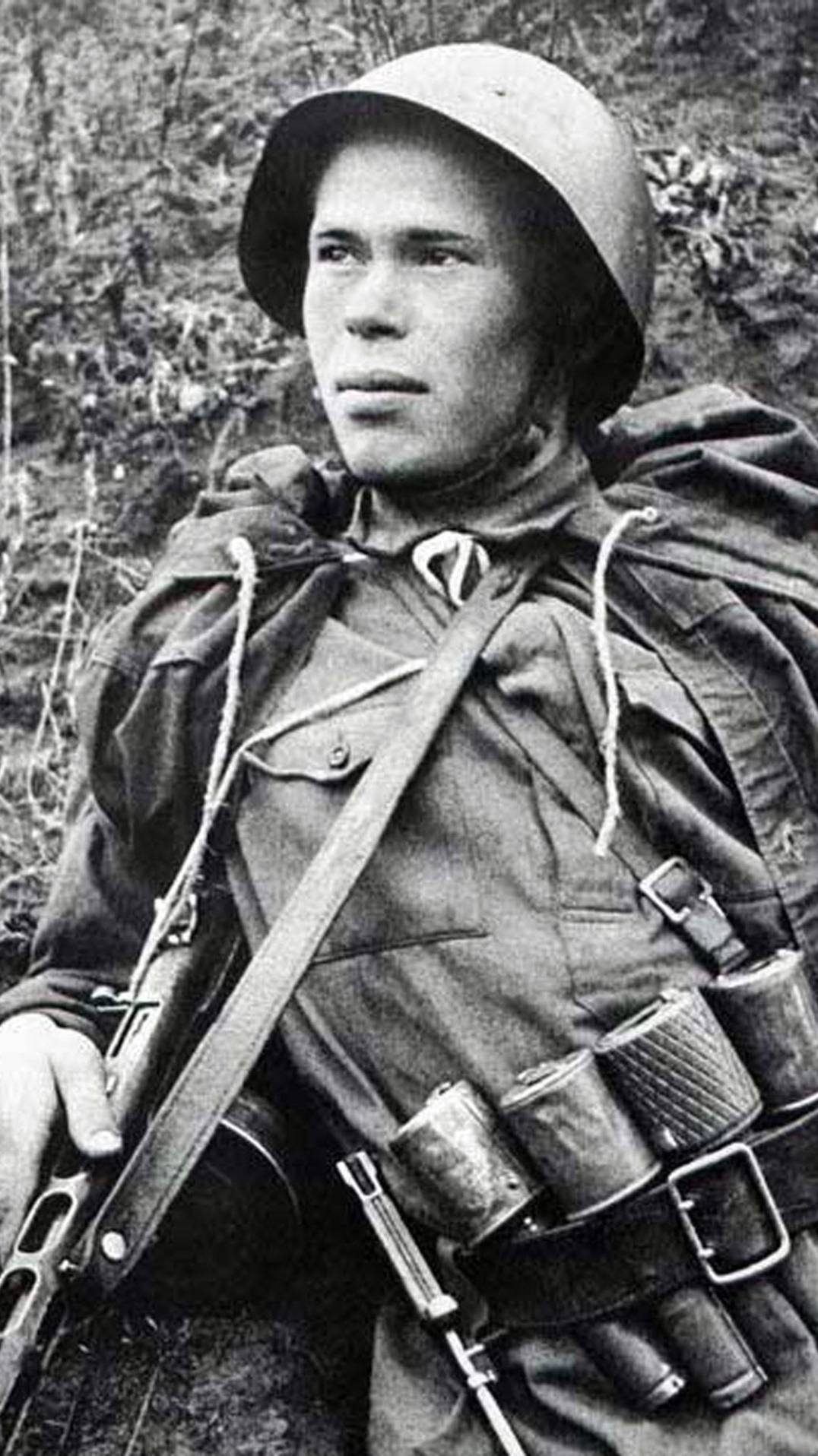 Standard_Mode_A_man_in_uniform_is_squatting__s