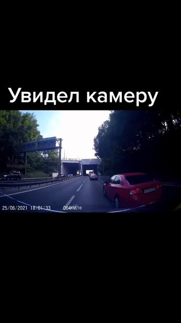 Жадный объездун по выделенке увидел камеру и обосрался.