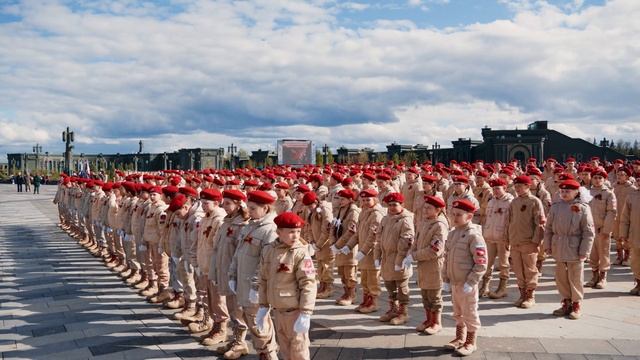 Юнармейцы развернули масштабные Знамя Победы и Георгиевскую ленту