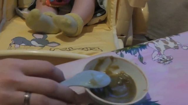 Иришка кушает брокколи, а Лиза помогает вести съёмку