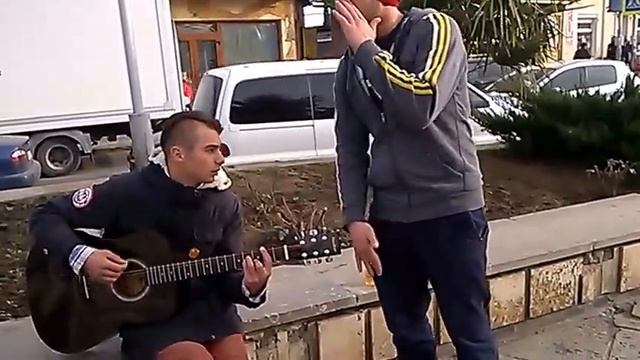 Парень прикольно читает рэп