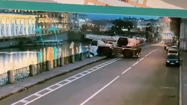 в Санкт-Петербурге.  автокран упал в Фонтанку.