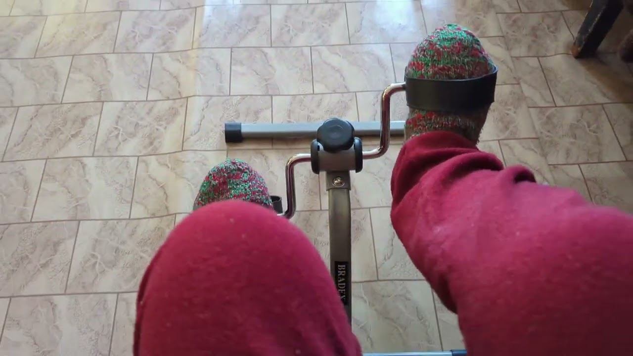 Купили родителям мини тренажёр для дома.