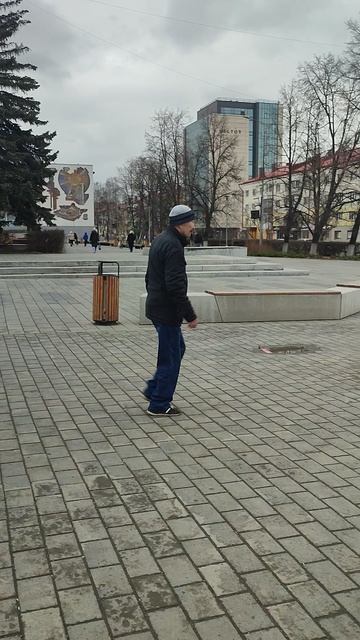 Город готовится к празднику/Пасмурно и холодная погода #апрель