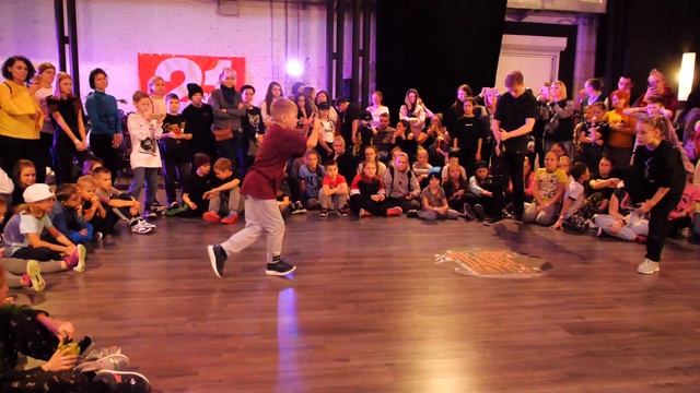 хип-хоп 1/2 финал Мурашов Артем Vs Аполинарик - Hip Hope Dance Battle 2018