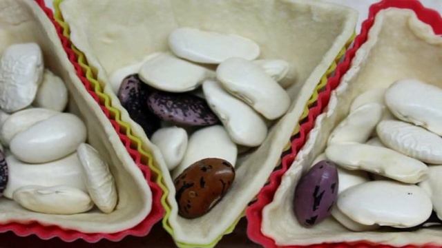 Зеленый салат с брынзой в слоеных корзинках