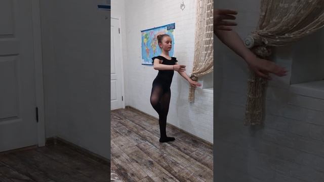 Rond De Jambe En L' Air (средняя группа). Хореографічний ансамбль «Ассоль». Керівник Хамді О.В.