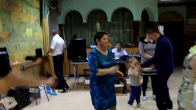 Парень в футболке "Россия" танцует на свадьбе!!!