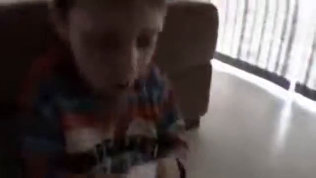 Надули пацана с киндер сюрпризом= Приколы с детьми