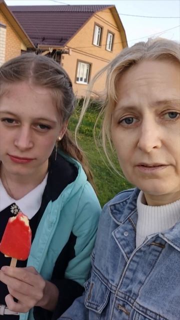 я ем мороженое с подписчицей 🙂