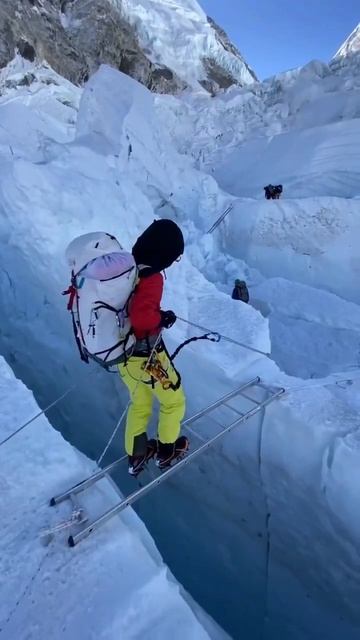 Реальные кадры, как восходят на Эверест 🥶