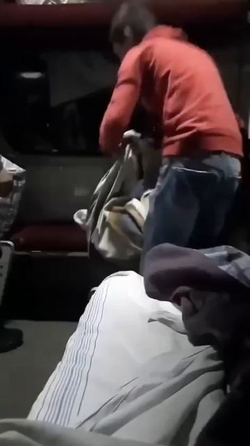 😨Мертвые не кушают: в Киеве цыгане мешками вывозят конфеты с кладбищ — как пишут СМИ, они везут ...