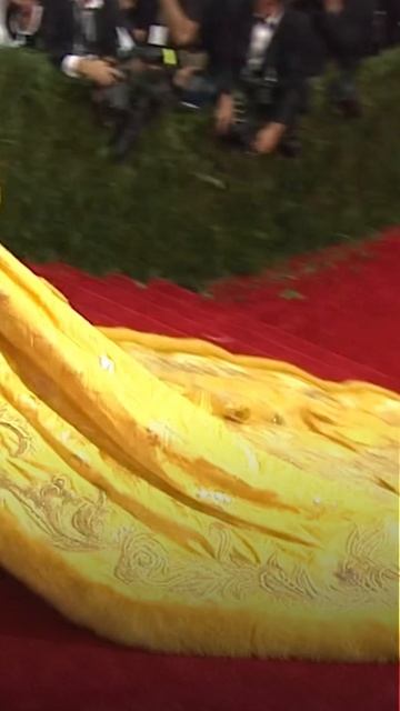 Как Рианна справилась с самым тяжелым платьем на Met Gala
