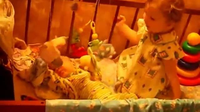 Смешные ролики про детей/funny videos about babies  2 сестры - СМЕШНО!!!
