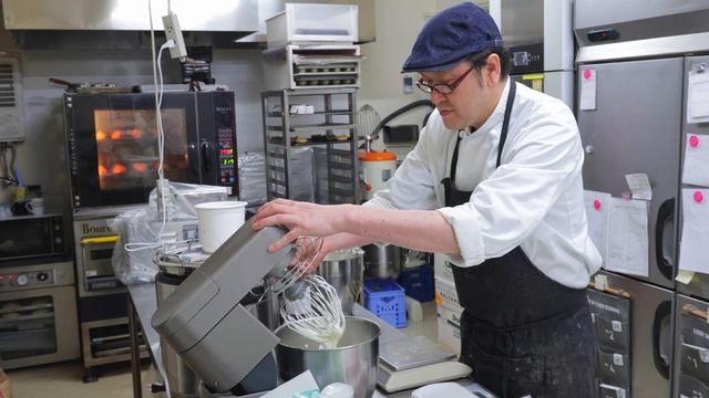 最強ロールケーキは苺のデコレーションが美しくパティシエの技術が光ります