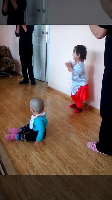 Внучка  празднует   день  рождения. Бабушки