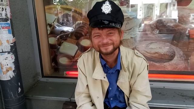 Бомж в кепке полицейского собирает деньги на похмелиться в хлам