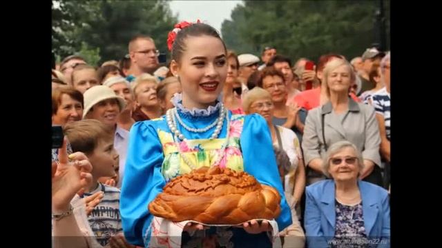 Поют молодёжный хор Сибиряночка и студия народного творчества Отрада Расцветай земля весенняя