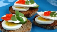 Канапе с моцареллой и красной икрой