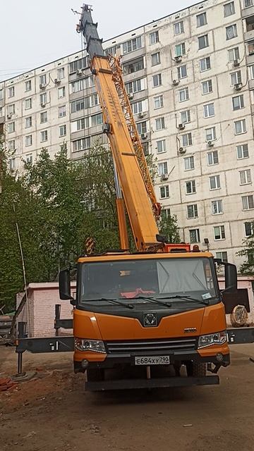 Жёлтый кран.