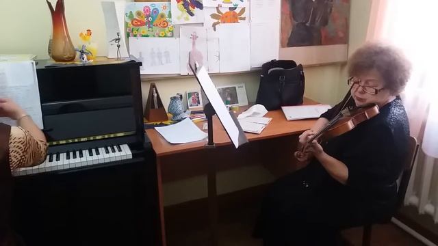 Адия играет на скрипке Татьяна Евгеньевна