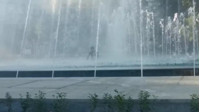 Нудист във фонтан